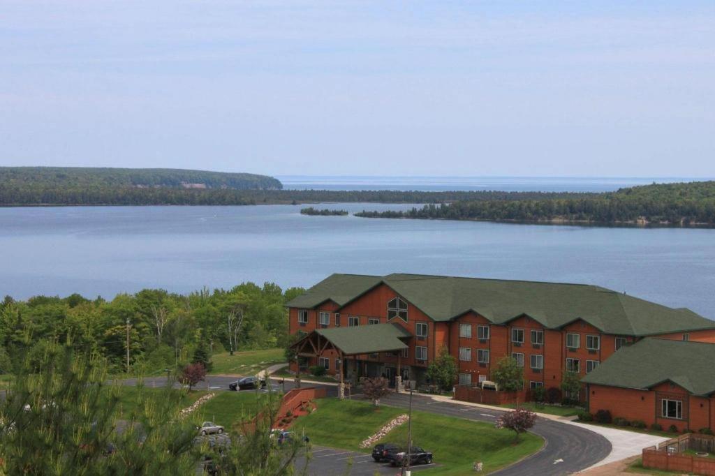 Holiday Inn Express Munising-Lakeview Hotel By Ihg Екстер'єр фото